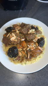 Photo de galerie - Tajine aux fruits secs fondant et parfumé, nappé de douceur et relevé d’épices, servi avec un couscous moelleux et des amandes croquantes. Le goût du fait maison qui réchauffe le cœur.