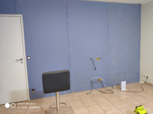 Photo de galerie - Pose de plaque de plâtre  acoustique sur cloison