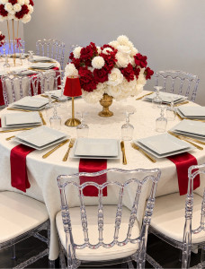Photo de galerie - Décoration de table pour un mariage sur le thème rouge et blanc 