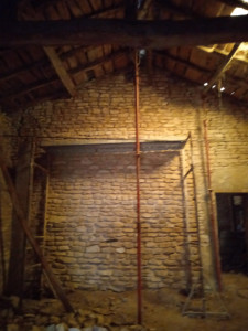 Photo de galerie - Remontage d'un mur en moellons 