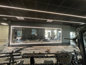 Photo de galerie - Pose ruban LED plafond + contour miroir salle de sport
