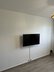 Photo de galerie - Pose de tv mural avec support + goulotte 