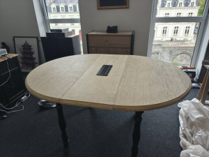 Photo de galerie - Rénovation d'une table avec prise intégrée (table de réunion)
