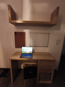 Photo de galerie - Après montage et mise en place des planches tableau et bureau. 