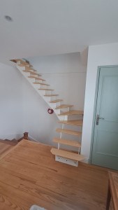 Photo de galerie - Pose d'un escalier métalliquet et fabrication des marche en bois massif