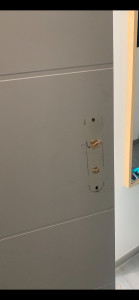 Photo de galerie - Ouverture d’une porte de toilettes bloquée par destruction du système de fermeture