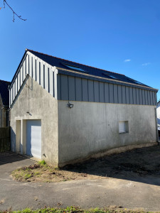 Photo de galerie - Rehaussement de toiture avec des murs en ossatures bois, bardage joint debout en alu et toiture en ardoises avec Velux 