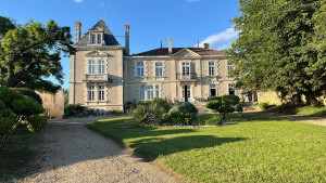 Photo de galerie - Rénovation volets mise en peinture et peinture des fenêtres de ce charmant château.