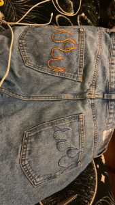 Photo de galerie - Broderie sur poche de jean