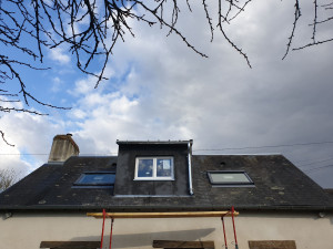 Photo de galerie - Réalisation d'une lucarne rampante pour gain de place dans le comble changement de velux et changement de faîtage 