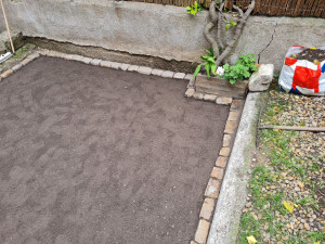 Photo de galerie - ? Réalisation Jardin d’Or ?
Pose d’un gazon en placage pour un rendu instantanément vert et propre ✅

création d’une bordure en pavé pour une finition nette et élégante ✨