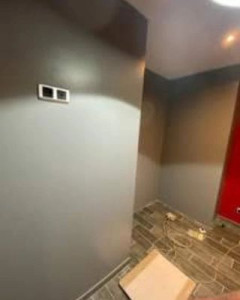 Photo de galerie - Chambre pour adultes,avec un gris et rouge côté pignon, descente de velux blanc 