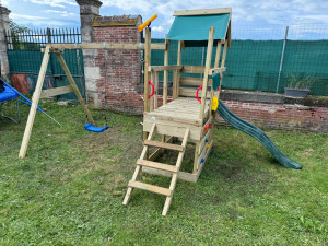 Photo de galerie - Montage d’une Aire de jeux en bois avec balançoire et toboggan vert, maisonnette d'extérieur pour enfants avec bac à sable, échelle d'escalade et accessoires de jeu pour le jardin