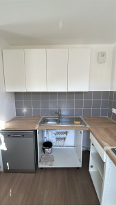 Photo de galerie - Montage et installation d’une cuisine équipée , réalisation des raccords de plomberie et pose des prises électriques. 