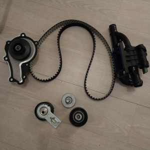 Photo de galerie - Remplacement thermostat + kit distribution + pompe à eau 