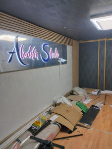 Photo de galerie - Réalisation des travaux d’aménagement intérieur pour un studio de musique : pose de revêtements muraux décoratifs, isolation acoustique, installation d’un panneau lumineux et finitions soignées pour un rendu moderne et professionnel