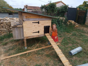 Photo de galerie - Fabrication d'un poulailler à partir de matériaux de récupération