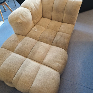 Photo de galerie - Un exemple en 1 passage en bas à droite. 
nettoyage d'un canapé non entretenu. 