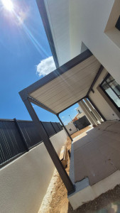 Photo de galerie - Pose d'une pergola bioclimatique de 5m/ 3 m avec lames motorisées et leds intégrées 
