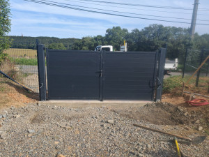 Photo de galerie - Pose de portail en alu avec poteau alu plus clôture 
chantier à tarasteix en