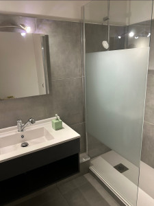 Photo de galerie - Installation bac à douche + meuble vasque + carrelage 