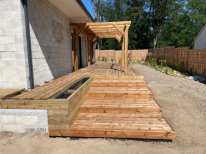 Photo de galerie - Escalier sur mesure avec bac à fleurs.