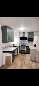 Photo de galerie - Besoin d’aide pour monter vos meubles en kit ? Voici un exemple de cuisine montée par mes soins : assemblage et fixation des meubles hauts et bas, instalation de plan de travail et finitions impeccables. Sérieux, ponctuel et à l’écoute de vos besoins.
