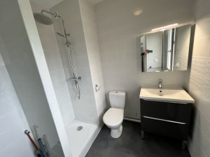 Photo de galerie - Rénovation total salle de bain. Création espace machine à laver, douche, pose wc et meuble. faïence et sol 