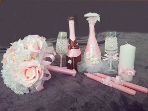 Photo de galerie - Cadeaux Personnalisé Figurines mariée et marié sur le flacon de champagne avec flûtes assorties.

Bougies pour la cérémonie symbolique de l’allumage du foyer conjugal.