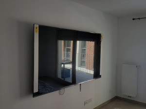 Photo de galerie - Pose d'un support mural et installation complète d'un grand téléviseur (85kg) avec mise à niveau précise.