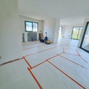 Photo de galerie - Protection des sols effectué, mise en peinture des murs et plafonds en cours.