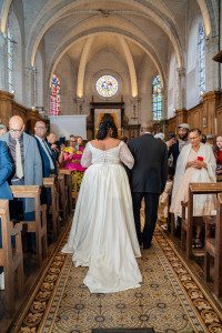 Photo de galerie - Une image pleine d’émotion, de respect et de beauté intemporelle, symbole du passage vers une nouvelle étape de vie et de la joie partagée d’un mariage entouré de proches.