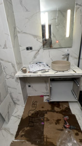 Photo de galerie - Création d’un meuble vasque avec découpe  finition parfaite 