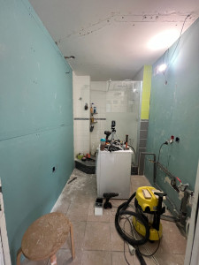 Photo de galerie - Cloison d'une pièce et création d'une salle de bain (tout réseaux pris en compte)
