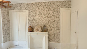 Photo de galerie - Préparation murs en enduit et pose du papier peint et mise en peinture les boiseries 