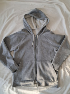 Photo de galerie - Sweat zippé à capuche fait main à l'aide d'un patron initialement sans zip
