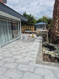 Photo de galerie - Superbe terrasse fini avec une carrelage antidérapant et pose des Pavés scellé 