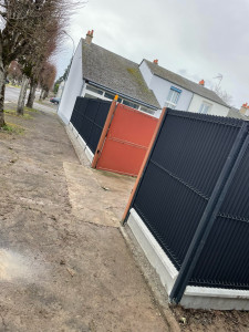 Photo de galerie - Création d’une clôture en panneau rigide avec plaque de soubassement et occultation  