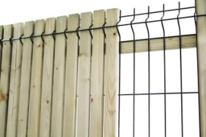 Photo de galerie - Pose d’un occultant sur clôture en grillage rigide.