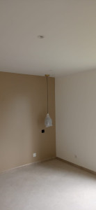 Photo de galerie - Application de peinture satinée couleur cappuccino dans une chambre pour adultes 