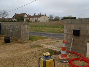 Photo de galerie - Objectif : réalisation d'un seuil de portail.
Découper le mur pour avoir l'ouverture nécessaire pour le portail coulissant 
Réalisation des fondations pour le seuil
Réalisation du seuil
Montage des pilasses avec passage des gaines.