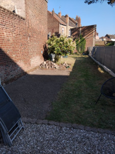 Photo de galerie - Retournement de terrain au motoculteur, tonte de pelouse et installation d'un par terre de gravillons de marne