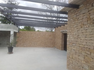 Photo de galerie - Maçonnerie pierres sèches en extérieur abord piscine.