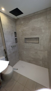 Photo de galerie - Salle de bain complète avec pose de carrelage et mitigeur encastré 