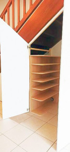 Photo de galerie - Création de mobiliers de rangement sur mesure sous escalier:
Porte de placard, meuble à chaussures, penderie