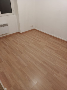 Photo de galerie - Pose d'un parquet et plinthes dans une chambre 