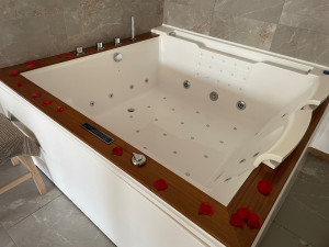 Photo de galerie - Préparation du Jacuzzi en vu d’une demande en mariage