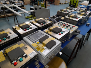 Photo de galerie - Réalisation de coffrets pour sas de décontamination pour un bateau + banc d'essai.