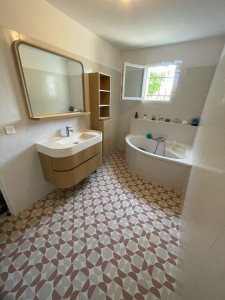 Photo de galerie - Remis à neuf une salle de bain en gardant la baignoire . 