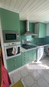 Photo de galerie - Peinture résine epoxy sur crédence et peinture du mobilier 